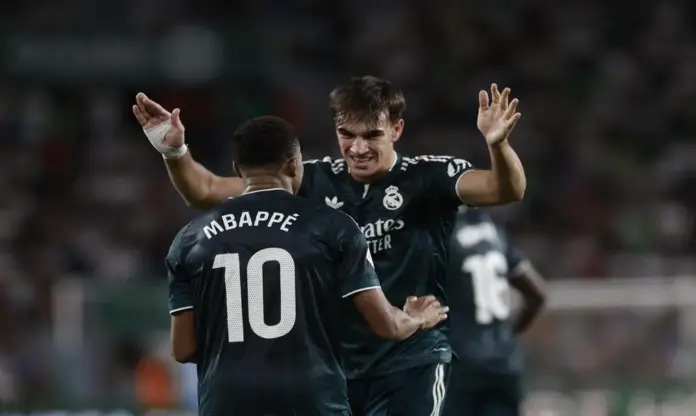 FOTOGRAFÍA. ELCHE (ESPAÑA), 15 DE SEPTIEMBRE DE 2026. El delantero del Real Madrid Carlos Espí (d) celebra su gol durante el encuentro correspondiente a la jornada 6 de LaLiga entre el Elche y el Real Madrid en el estadio Martínez Valero de Elche. Efe