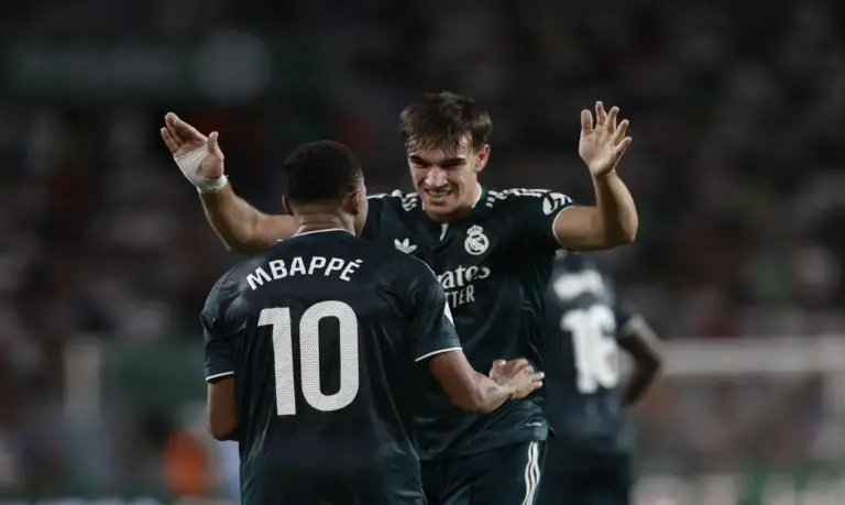 FOTOGRAFÍA. ELCHE (ESPAÑA), 15 DE SEPTIEMBRE DE 2026. El delantero del Real Madrid Carlos Espí (d) celebra su gol durante el encuentro correspondiente a la jornada 6 de LaLiga entre el Elche y el Real Madrid en el estadio Martínez Valero de Elche. Efe