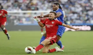 FOTOGRAFÍA. LA CORUÑA (ESPAÑA), 16 DE SEPTIEMBRE DE 2026. El jugador del Deportivo Adama Traoré (d) disputa un balón con el jugador del Sevilla Kike Salas (i) durante el encuentro de la sexta jornada de LaLiga EA Sports disputado este miércoles en el estadio de Riazor de La Coruña entre el Deportivo de La Coruña y el Sevilla FC. Efe