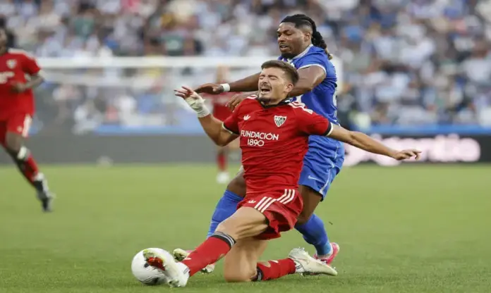 Deportivo de la Coruña - Sevilla FOTOGRAFÍA. LA CORUÑA (ESPAÑA), 16 DE SEPTIEMBRE DE 2026. El jugador del Deportivo Adama Traoré (d) disputa un balón con el jugador del Sevilla Kike Salas (i) durante el encuentro de la sexta jornada de LaLiga EA Sports disputado este miércoles en el estadio de Riazor de La Coruña entre el Deportivo de La Coruña y el Sevilla FC. Efe