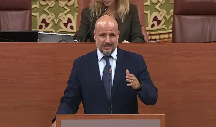 FOTOGRAFÍA. SEVILLA (ESPAÑA), 16 DE SEPTIEMBRE DE 2026. El diputado del Grupo Parlamentario de Vox por Almería al Parlamento de Andalucía, Rodrigo Alonso Fernández, durante su intervención en la sesión plenaria de este miércoles. Lasvocesdelpueblo (Ñ Pueblo)