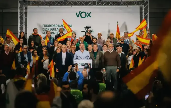 Abascal Estamos aquí para defender a los españoles de una organización criminal (1) FOTOGRAFÍA. VALLADOLID, 28 DE OCTUBRE DE 2026. El candidato de Vox a la Presidencia del Gobierno de España, líder del partido y referente de Patriots for Europe, Santiago Abascal Conde; acompañado por el vicepresidente primero de la Junta de Castilla y León y consejero de Desregulación, Familia y Ayudas Sociales, Carlos Pollán Fernández, y por el tesorero nacional de Vox y candidato por Valladolid, Pablo Sáez Alonso-Muñumer, esta noche en Valladolid en un acto de precampaña del 29N. Lasvocesdelpueblo (Ñ Pueblo)