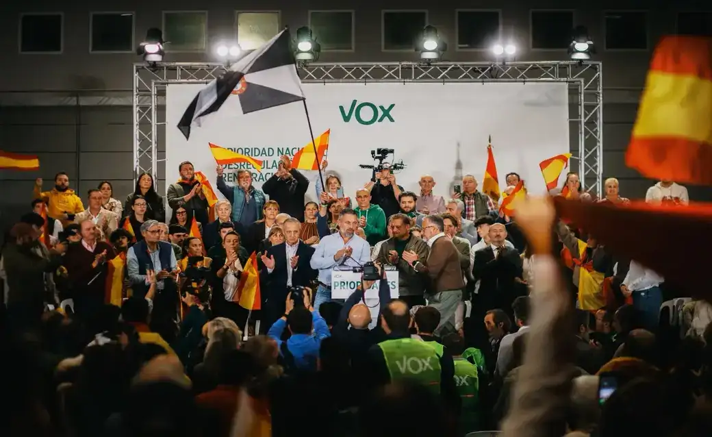 FOTOGRAFÍA. VALLADOLID, 28 DE OCTUBRE DE 2026. El candidato de Vox a la Presidencia del Gobierno de España, líder del partido y referente de Patriots for Europe, Santiago Abascal Conde; acompañado por el vicepresidente primero de la Junta de Castilla y León y consejero de Desregulación, Familia y Ayudas Sociales, Carlos Pollán Fernández, y por el tesorero nacional de Vox y candidato por Valladolid, Pablo Sáez Alonso-Muñumer, esta noche en Valladolid en un acto de precampaña del 29N. Lasvocesdelpueblo (Ñ Pueblo)
