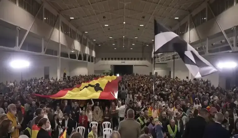 FOTOGRAFÍA. VALLADOLID, 28 DE OCTUBRE DE 2026. El candidato de Vox a la Presidencia del Gobierno de España, líder del partido y referente de Patriots for Europe, Santiago Abascal Conde; acompañado por el vicepresidente primero de la Junta de Castilla y León y consejero de Desregulación, Familia y Ayudas Sociales, Carlos Pollán Fernández, y por el tesorero nacional de Vox y candidato por Valladolid, Pablo Sáez Alonso-Muñumer, esta noche en Valladolid en un acto de precampaña del 29N. Lasvocesdelpueblo (Ñ Pueblo)