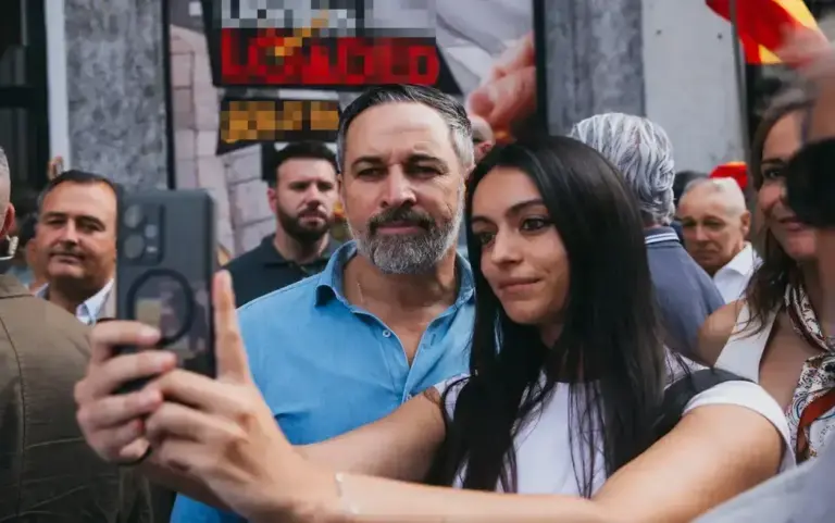 FOTOGRAFÍA. MADRID, 26 DE SEPTOEMBRE DE 2026. El presidente de Vox y líder de la alianza patriota europea Patriots for Europe, Santiago Abascal Conde, registrado este sábado en la "Marcha por la Dignidad de España 2026", organizada por la sociedad civil española en la capital del país contra la traición del Ejecutivo socialcomunista del Partido Socialista (PSOE) y ultraizquierda Movimiento Sumar, que preside el autócrata Pedro Sánchez Pérez-Castejón. Lasvocesdelpueblo (Ñ Pueblo)