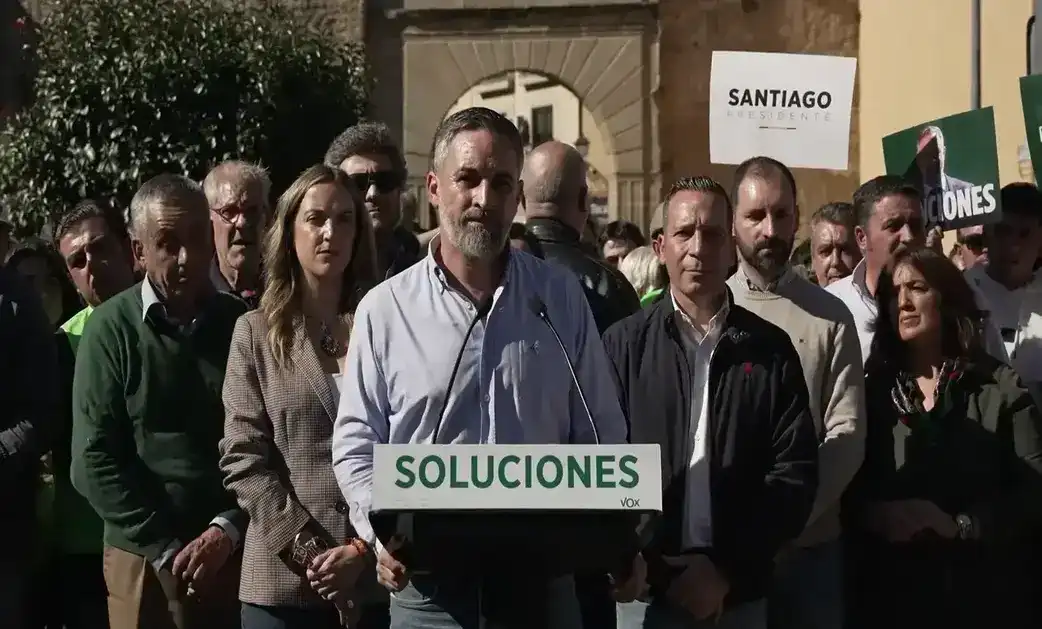FOTOGRAFÍA. PLASENCIA, 27 DE OCTUBRE DE 2026. El candidato de Vox a la Presidencia del Gobierno de España y líder de Patriots for Europe, Santiago Abascal Conde; atiende a los medios de comunicación en Plasencia, junto al vicepresidente de la Junta de Extremadura y Consejero de Desregulación, Servicios Sociales y Familia, Óscar Arturo Fernández Calle; y a la candidata de Vox por Cáceres al Congreso de los Diputados, Marcela Reigía Vales. Lasvocesdelpueblo (Ñ Pueblo)