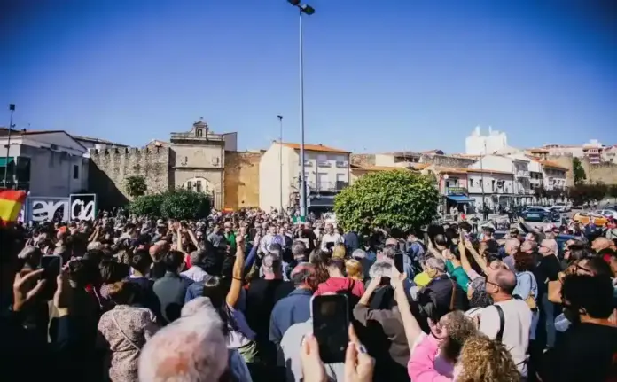 Abascal abandera desde Plasencia los ejes del programa de Vox para el 29N (2) FOTOGRAFÍA. PLASENCIA, 27 DE OCTUBRE DE 2026. El candidato de Vox a la Presidencia del Gobierno de España y líder de Patriots for Europe, Santiago Abascal Conde; atiende a los medios de comunicación en Plasencia, junto al vicepresidente de la Junta de Extremadura y Consejero de Desregulación, Servicios Sociales y Familia, Óscar Arturo Fernández Calle; y a la candidata de Vox por Cáceres al Congreso de los Diputados, Marcela Reigía Vales. Lasvocesdelpueblo (Ñ Pueblo)