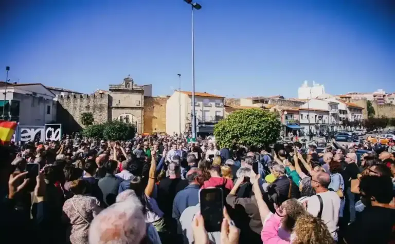 FOTOGRAFÍA. PLASENCIA, 27 DE OCTUBRE DE 2026. El candidato de Vox a la Presidencia del Gobierno de España y líder de Patriots for Europe, Santiago Abascal Conde; atiende a los medios de comunicación en Plasencia, junto al vicepresidente de la Junta de Extremadura y Consejero de Desregulación, Servicios Sociales y Familia, Óscar Arturo Fernández Calle; y a la candidata de Vox por Cáceres al Congreso de los Diputados, Marcela Reigía Vales. Lasvocesdelpueblo (Ñ Pueblo)