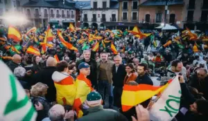 FOTOGRAFÍA. PONFERRADA, 20 DE OCTUBRE DE 2026. Alrededor de 2.000 personas abarrotan la Plaza Mayor de Ponferrada ondeando banderas de España y de Vox durante el gran acto público de precampaña protagonizado por el candidato de Vox a la presidencia del Gobierno de España al 29N, Santiago Abascal Conde; junto al candidato de Vox por la circunscripción de León al Congreso de los Diputados para las elecciones del 29N, Pablo Juan Calvo Liste (Pablo Calvo); al vicepresidente primero y consejero de Desregulación, Familia y Ayudas Sociales de la Junta de Castilla y León, Carlos Pollán Fernández; a la presidente del Comité Ejecutivo Provincial (CEP) de Vox en León, María de las Mercedes Machín Gómez (Mercedes Machín). Lasvocesdelpueblo (Ñ Pueblo)