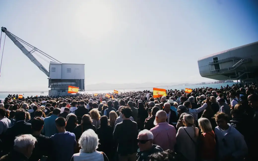 FOTOGRAFÍA. SANTANDER, 28 D EOCTUBRE DE 2026. El candidato a la Presidencia del Gobierno de España de cara al 29N, presidente de Vox y líder europeo de Patriots for Europe, Santiago Abascal Conde, atiende a los medios de comunicación en una multitudinaria rueda de prensa en Santander, Cantabria. Lasvocesdelpueblo (Ñ Pueblo)