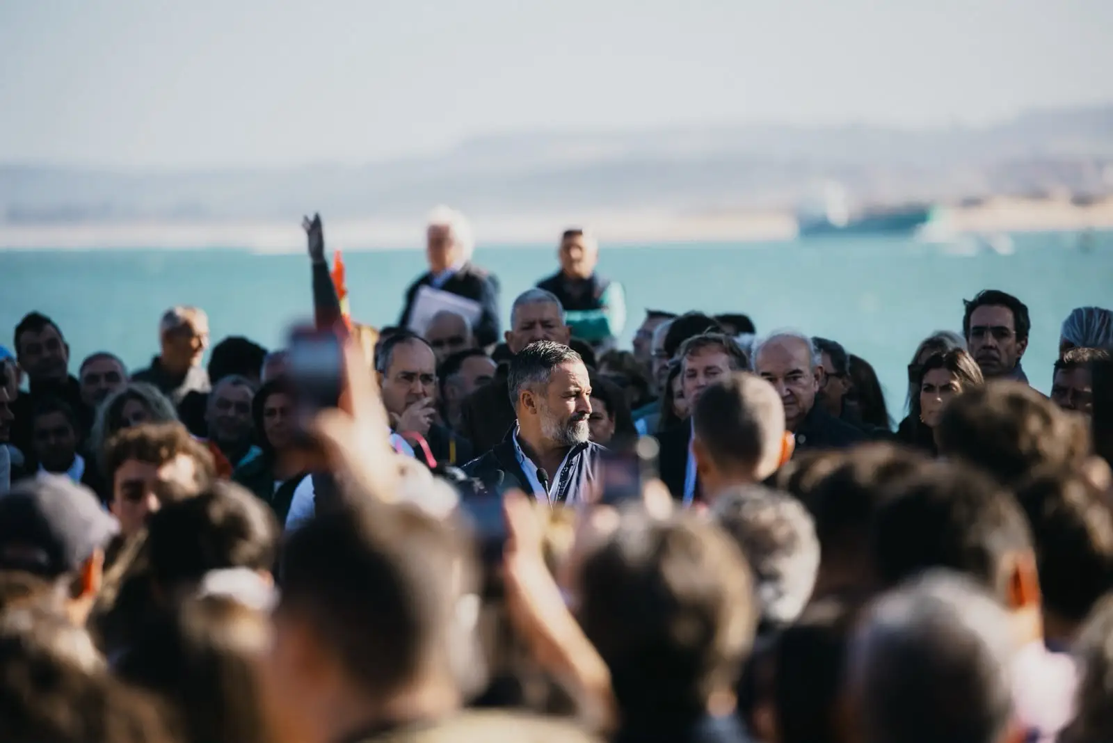 FOTOGRAFÍA. SANTANDER, 28 D EOCTUBRE DE 2026. El candidato a la Presidencia del Gobierno de España de cara al 29N, presidente de Vox y líder europeo de Patriots for Europe, Santiago Abascal Conde, atiende a los medios de comunicación en una multitudinaria rueda de prensa en Santander, Cantabria. Lasvocesdelpueblo (Ñ Pueblo)