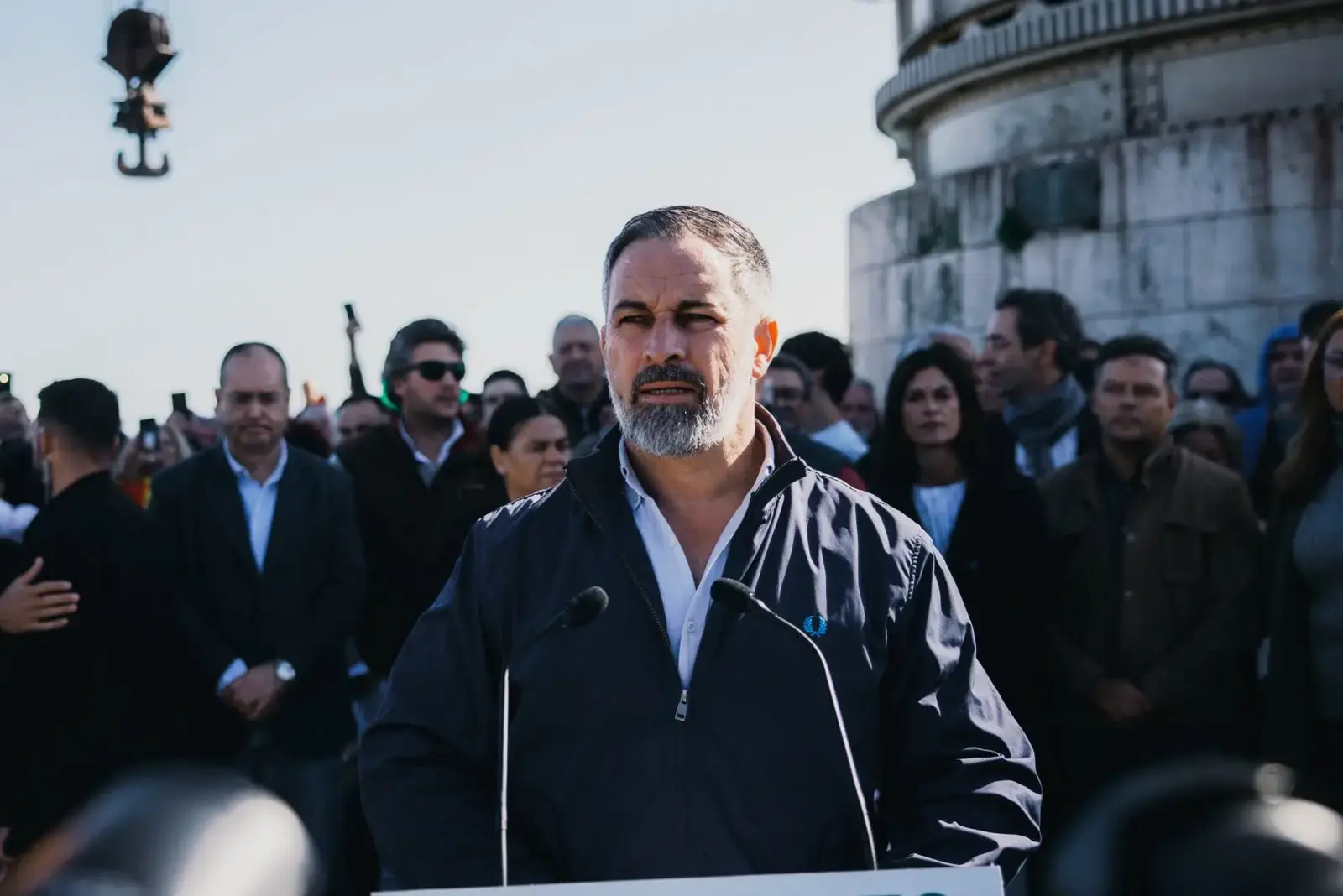 FOTOGRAFÍA. SANTANDER, 28 D EOCTUBRE DE 2026. El candidato a la Presidencia del Gobierno de España de cara al 29N, presidente de Vox y líder europeo de Patriots for Europe, Santiago Abascal Conde, atiende a los medios de comunicación en una multitudinaria rueda de prensa en Santander, Cantabria. Lasvocesdelpueblo (Ñ Pueblo)