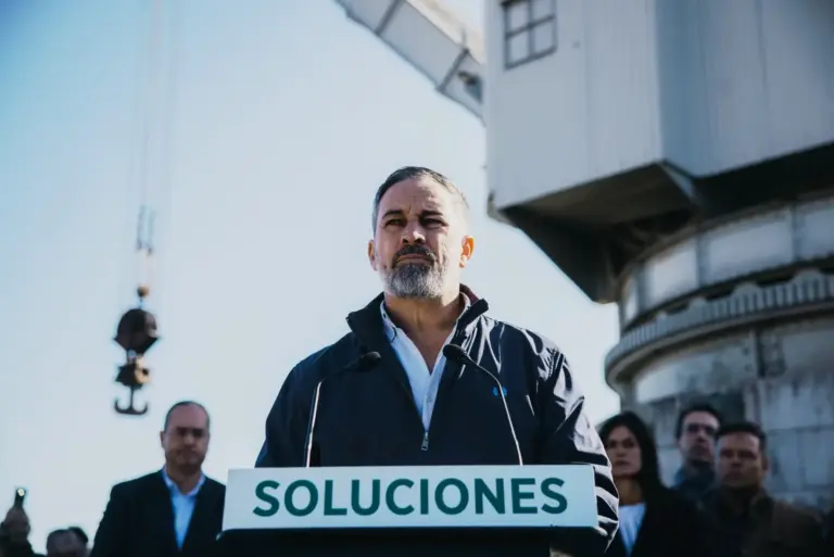 FOTOGRAFÍA. SANTANDER, 28 D EOCTUBRE DE 2026. El candidato a la Presidencia del Gobierno de España de cara al 29N, presidente de Vox y líder europeo de Patriots for Europe, Santiago Abascal Conde, atiende a los medios de comunicación en una multitudinaria rueda de prensa en Santander, Cantabria. Lasvocesdelpueblo (Ñ Pueblo)