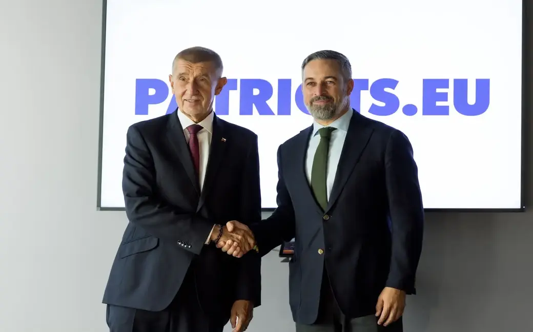 FOTOGRAFÍA. BRUSELAS, 14 DE OCTUBRE DE 2026. Los principales líderes políticos que integran la coalición de partidos de Patriots for Europe se reúnen en una cumbre en Bruselas, con un cartel de fondo indicando la fecha de la cumbre de jefes del 14 de octubre de 2026. El candidato de Vox a la presidencia del Gobierno de España, Santiago Abascal Conde (d), junto a la dirigente francesa de Agrupación Nacional, Marine Le Pen, al ministros y mandatarios soberanistas como Andrej Babiš de la República Checa (i), el exmandatario de Hungría Viktor Orbán, o el viceprimer ministro de Italia, Matteo Salvini. El encuentro internacional ha servido como marco de cohesión estratégico para coordinar la agenda soberanista común contra el globalismo y afianzar el respaldo europeo masivo a la formación española Vox ante los decisivos comicios generales anticipados del próximo domingo 29 de noviembre (29N). Lasvocesdelpueblo (Ñ Pueblo).