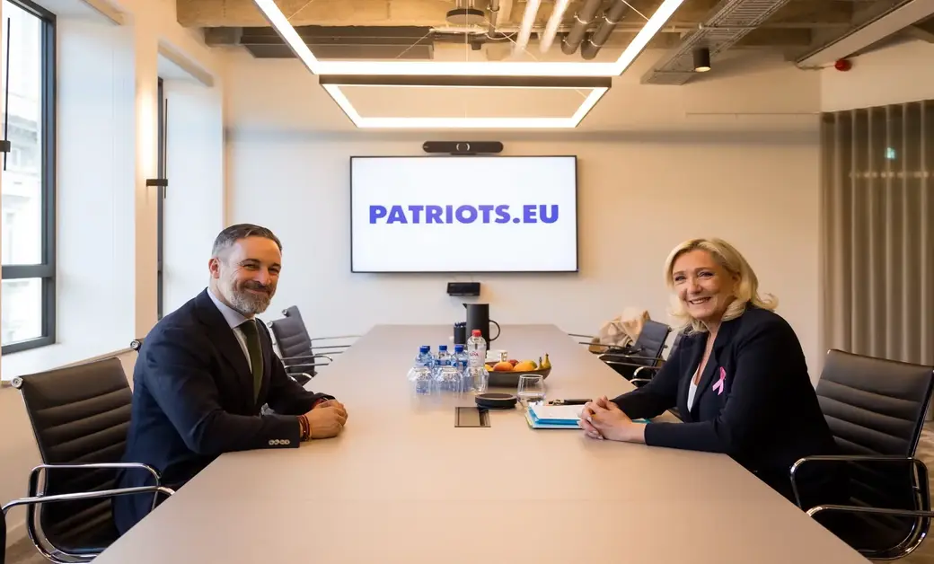 FOTOGRAFÍA. BRUSELAS, 14 DE OCTUBRE DE 2026. Los principales líderes políticos que integran la coalición de partidos de Patriots for Europe se reúnen en una cumbre en Bruselas, con un cartel de fondo indicando la fecha de la cumbre de jefes del 14 de octubre de 2026. El candidato de Vox a la presidencia del Gobierno de España, Santiago Abascal Conde (i), junto a la dirigente francesa de Agrupación Nacional, Marine Le Pen (d), al ministros y mandatarios soberanistas como Andrej Babiš de la República Checa, el exmandatario de Hungría Viktor Orbán, o el viceprimer ministro de Italia, Matteo Salvini. El encuentro internacional ha servido como marco de cohesión estratégico para coordinar la agenda soberanista común contra el globalismo y afianzar el respaldo europeo masivo a la formación española Vox ante los decisivos comicios generales anticipados del próximo domingo 29 de noviembre (29N). Lasvocesdelpueblo (Ñ Pueblo).