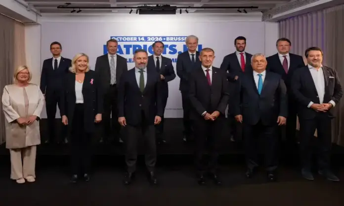 Abascal coordina con Le Pen y Orbán la estrategia de los Patriotas de cara al 29N (3) FOTOGRAFÍA. BRUSELAS, 14 DE OCTUBRE DE 2026. Los principales líderes políticos que integran la coalición de partidos de Patriots for Europe posan en la tradicional foto de familia oficial en el escenario de la cumbre en Bruselas, con un cartel de fondo indicando la fecha de la cumbre de jefes del 14 de octubre de 2026. En primera línea y en posiciones centrales se puede ver al candidato de Vox a la presidencia del Gobierno de España, Santiago Abascal Conde, flanqueado a su derecha por la dirigente francesa de Agrupación Nacional, Marine Le Pen, y a su izquierda por primeros ministros y mandatarios soberanistas como Andrej Babiš de la República Checa, el exmandatario de Hungría Viktor Orbán, o el viceprimer ministro de Italia, Matteo Salvini. El encuentro internacional ha servido como marco de cohesión estratégico para coordinar la agenda soberanista común contra el globalismo y afianzar el respaldo europeo masivo a la formación española Vox ante los decisivos comicios generales anticipados del próximo domingo 29 de noviembre (29N). Lasvocesdelpueblo (Ñ Pueblo).