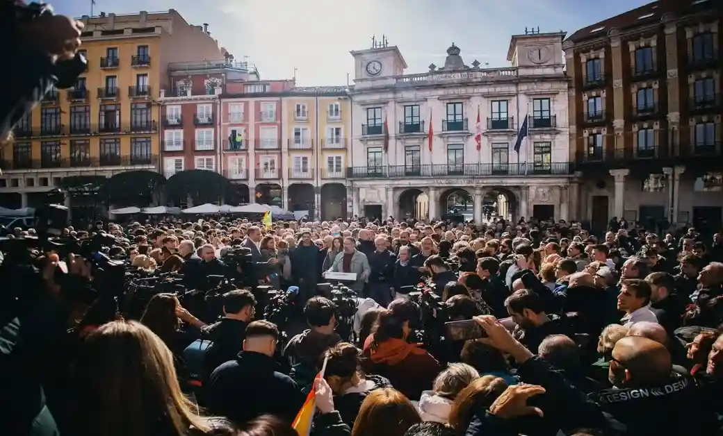 FOTOGRAFÍA. BURGOS, 22 D EOCTUBRE DE 2026. El candidato de Vox a la Presidencia del Gobierno de España, cabeza de lista por Madrid de cara a las elecciones generales anticipadas del 29 de noviembre (29N), Santiago Abascal Conde, ha ofrecido este jueves una rueda de prensa en la Plaza Mayor de Burgos junto al vicepresidente primero de la Junta de Castilla y León y consejero de Desregulación, Familia y Ayudas Sociales, Carlos Pollán Fernández, y por el cofundador de Vox y exfuncionario de Prisiones secuestrado por ETA, José Antonio Ortega Lara, entre otros dirigentes provinciales y regionales. Lasvocesdelpueblo (Ñ Pueblo)