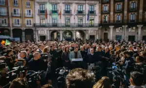 FOTOGRAFÍA. BURGOS, 22 D EOCTUBRE DE 2026. El candidato de Vox a la Presidencia del Gobierno de España, cabeza de lista por Madrid de cara a las elecciones generales anticipadas del 29 de noviembre (29N), Santiago Abascal Conde, ha ofrecido este jueves una rueda de prensa en la Plaza Mayor de Burgos junto al vicepresidente primero de la Junta de Castilla y León y consejero de Desregulación, Familia y Ayudas Sociales, Carlos Pollán Fernández, y por el cofundador de Vox y exfuncionario de Prisiones secuestrado por ETA, José Antonio Ortega Lara, entre otros dirigentes provinciales y regionales. Lasvocesdelpueblo (Ñ Pueblo)