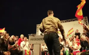 FOTOGRAFÍA. IBIZA, 24 D EOCTUBRE DE 2026. Elecciones 29N. El candidato de los patriotas a la Presidencia del Gobierno de España, líder nacional de la formación verde y de Patriots for Europe, Santiago Abascal Conde, el presidente del Parlamento balear y del CEP de Vox en las islas, Gabriel Antonio Le Senne Presedo, y de la candidata al Congreso por las Islas Baleares, María Isabel Cerezo Sánchez, participan en un acto multitudinario en el Baluarte de Santa Lucía de Ibiza, Islas Baleares. Lasvocesdelpueblo (Ñ Pueblo)