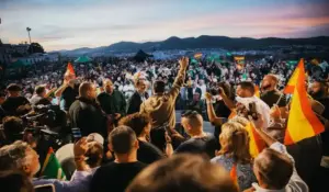 FOTOGRAFÍA. IBIZA, 24 D EOCTUBRE DE 2026. Elecciones 29N. El candidato de los patriotas a la Presidencia del Gobierno de España, líder nacional de la formación verde y de Patriots for Europe, Santiago Abascal Conde, el presidente del Parlamento balear y del CEP de Vox en las islas, Gabriel Antonio Le Senne Presedo, y de la candidata al Congreso por las Islas Baleares, María Isabel Cerezo Sánchez, participan en un acto multitudinario en el Baluarte de Santa Lucía de Ibiza, Islas Baleares. Lasvocesdelpueblo (Ñ Pueblo)