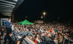 FOTOGRAFÍA. TALAVERA DE LA REINA, 26 DE OCTUBRE DE 2026. El presidente de Vox, Santiago Abascal Conde, dirige un discurso improvisado desde una elevación exterior a la multitud congregada a las puertas del recinto tras completarse el aforo en Talavera de la Reina, antes de participar en el acto de presentación de candidatos de la formación verde para las elecciones generales del 29N. Lasvocesdelpueblo (Ñ Pueblo)