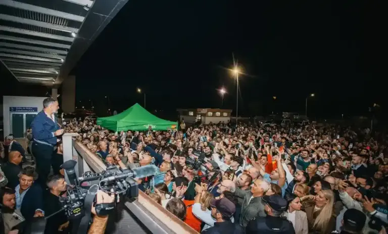 FOTOGRAFÍA. TALAVERA DE LA REINA, 26 DE OCTUBRE DE 2026. El presidente de Vox, Santiago Abascal Conde, dirige un discurso improvisado desde una elevación exterior a la multitud congregada a las puertas del recinto tras completarse el aforo en Talavera de la Reina, antes de participar en el acto de presentación de candidatos de la formación verde para las elecciones generales del 29N. Lasvocesdelpueblo (Ñ Pueblo)