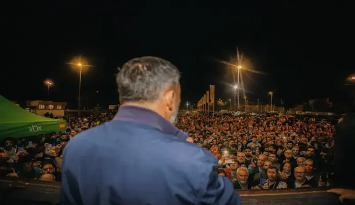 Abascal desborda Talavera de la Reina e improvisa un discurso ante cientos de personas fuera (2) FOTOGRAFÍA. TALAVERA DE LA REINA, 26 DE OCTUBRE DE 2026. El presidente de Vox, Santiago Abascal Conde, dirige un discurso improvisado desde una elevación exterior a la multitud congregada a las puertas del recinto tras completarse el aforo en Talavera de la Reina, antes de participar en el acto de presentación de candidatos de la formación verde para las elecciones generales del 29N. Lasvocesdelpueblo (Ñ Pueblo)