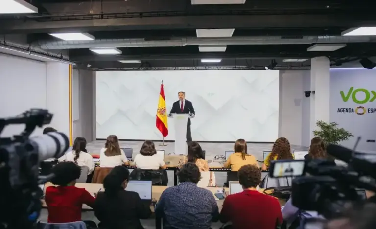 FOTOGRAFÍA. MADRID, 05 DE OCTUBRE DE 2026. El presidente de la formación patriota Vox y líder de la coalición internacional Patriots for Europe, Santiago Abascal Conde, registrado este lunes durante una declaración institucional sobre adelanto electoral anunciado por el presidente del Gobierno Pedro Sánchez Pérez-Castejón. Lasvocesdelpueblo (Ñ Pueblo)