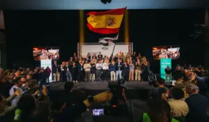 FOTOGRAFÍA. TALAVERA DE LA REINA, 26 DE OCTUBRE DE 2026. El presidente de Vox, candidato a la Presidencia del Gobierno para las elecciones generales del 29 de noviembre (29N) y líder de Patriots for Europe, Santiago Abascal Conde; el presidente del CEP de Vox Toledo, Daniel Arias Vega; el candidato por Toledo al Congreso de los Diputados, Manuel Mariscal Zabala; y el secretario general de Vox y presidente del Grupo Parlamentario de Vox en el Parlamento de Cataluña, Ignacio Garriga Vaz de Conceiçao, han participado esta noche en el acto de presentación de los candidatos de la formación verde. Ante una multitud de personas que se ha visto obligada a quedarse fuera tras completarse el aforo, Abascal ha tenido que improvisar un discurso desde una elevación exterior para dirigirse a los congregados a las puertas del recinto en Talavera de la Reina, antes de acceder al acto de presentación de los candidatos de la formación para las elecciones generales del 29N. Lasvocesdelpueblo (Ñ Pueblo)