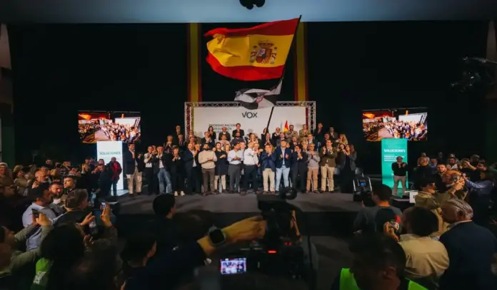 Abascal llama a una movilización masiva el 29N y pide no confiarse «No está hecho» FOTOGRAFÍA. TALAVERA DE LA REINA, 26 DE OCTUBRE DE 2026. El presidente de Vox, candidato a la Presidencia del Gobierno para las elecciones generales del 29 de noviembre (29N) y líder de Patriots for Europe, Santiago Abascal Conde; el presidente del CEP de Vox Toledo, Daniel Arias Vega; el candidato por Toledo al Congreso de los Diputados, Manuel Mariscal Zabala; y el secretario general de Vox y presidente del Grupo Parlamentario de Vox en el Parlamento de Cataluña, Ignacio Garriga Vaz de Conceiçao, han participado esta noche en el acto de presentación de los candidatos de la formación verde. Ante una multitud de personas que se ha visto obligada a quedarse fuera tras completarse el aforo, Abascal ha tenido que improvisar un discurso desde una elevación exterior para dirigirse a los congregados a las puertas del recinto en Talavera de la Reina, antes de acceder al acto de presentación de los candidatos de la formación para las elecciones generales del 29N. Lasvocesdelpueblo (Ñ Pueblo)