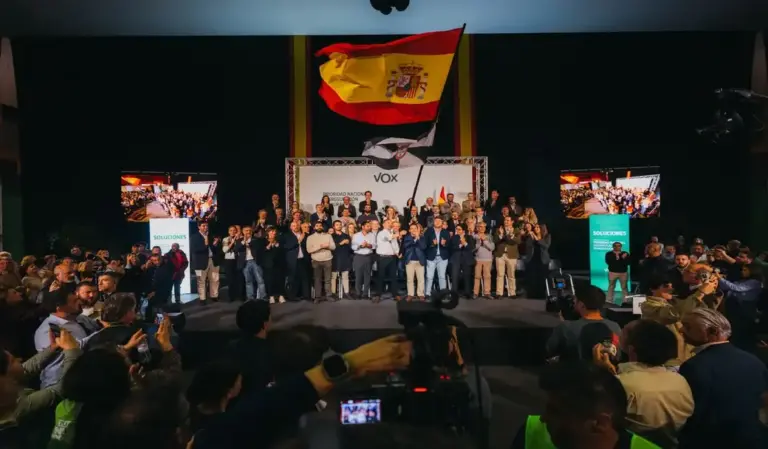 FOTOGRAFÍA. TALAVERA DE LA REINA, 26 DE OCTUBRE DE 2026. El presidente de Vox, candidato a la Presidencia del Gobierno para las elecciones generales del 29 de noviembre (29N) y líder de Patriots for Europe, Santiago Abascal Conde; el presidente del CEP de Vox Toledo, Daniel Arias Vega; el candidato por Toledo al Congreso de los Diputados, Manuel Mariscal Zabala; y el secretario general de Vox y presidente del Grupo Parlamentario de Vox en el Parlamento de Cataluña, Ignacio Garriga Vaz de Conceiçao, han participado esta noche en el acto de presentación de los candidatos de la formación verde. Ante una multitud de personas que se ha visto obligada a quedarse fuera tras completarse el aforo, Abascal ha tenido que improvisar un discurso desde una elevación exterior para dirigirse a los congregados a las puertas del recinto en Talavera de la Reina, antes de acceder al acto de presentación de los candidatos de la formación para las elecciones generales del 29N. Lasvocesdelpueblo (Ñ Pueblo)