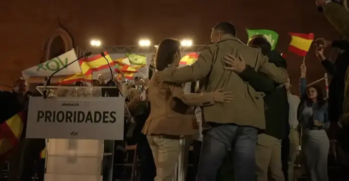 Abascal llena Mahón y exhibe músculo patriota ante las agresiones de los radicales de ultraizquierda (1) FOTOGRAFÍA. MENORCA, 23 DE OCTUBRE DE 2026. El candidato de Vox a la Presidencia del Gobierno de España, líder de la formación verde y referente de la alianza europea Patriots for Europe, Santiago Abascal Conde, participa en un acto de precampaña electoral en Plaza de la Conquesta en Mahón (Menorca), junto al presidente del Parlamento de las Islas Baleares y presidente del CEP de Vox en las islas, Gabriel Antonio Le Senne Presedo; y a la candidata de Vox por la circunscripción de Islas Baleares al Congreso de los Diputados, docente, investigadora académica, Doctora en Ciencia y Tecnología por la UIMP-CSIC y licenciada en Ciencias del Mar, María Isabel Cerezo Sánchez. Lasvocesdelpueblo (Ñ Pueblo)