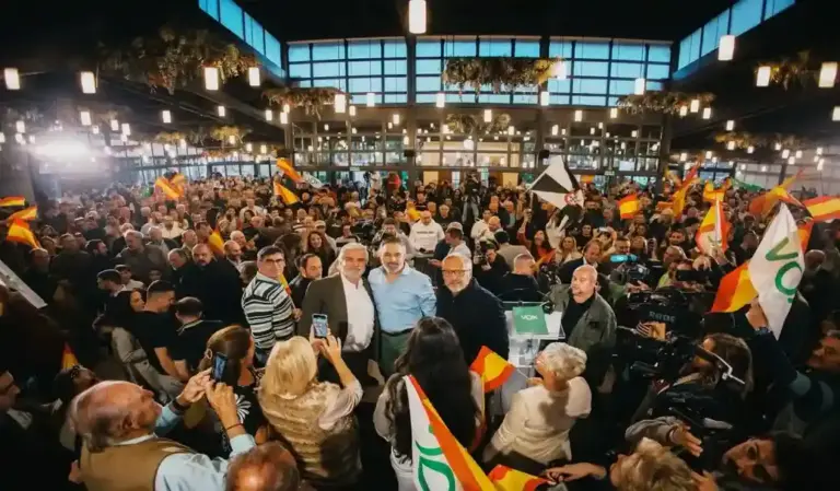 FOTOGRAFÍA. SEGOVIA, 22 DE OCTUBRE DE 2026. El presidente nacional de Vox y candidato a la Presidencia del Gobierno de España, Santiago Abascal Conde, arropado por multitud de patriotas españoles portando banderas nacionales a su llegada al auditorio abarrotado en Segovia, entre ellos: la portavoz del Grupo Municipal en el Ayuntamiento de Segovia, Esther Núñez Martínez; el vicepresidente primero de la Junta de Castilla y León y consejero de Desregulación, Familia y Ayudas Sociales, Carlos Pollán Fernández; y el candidato de Vox por la circunscripción de Segovia al Congreso de los Diputados, Gonzalo Babé Romero. Lasvocesdelpueblo (Ñ Pueblo)