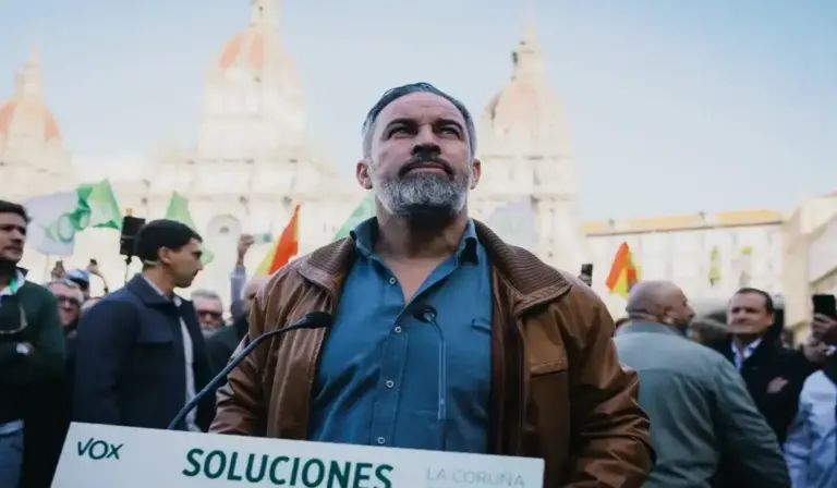 FOTOGRAFÍA. LA CORUÑA, 21 DE OCTUBRE DE 2026. El candidato de Vox a la Presidencia del Gobierno de España para las elecciones generales anticipadas del próximo domingo 29 de noviembre de 2026 (29N), líder nacional de la formación verde y de la coalición patriota europea, Santiago Abascal Conde, atiende a los medios de comunicación en La Coruña. Lasvocesdelpueblo (Ñ Pueblo)