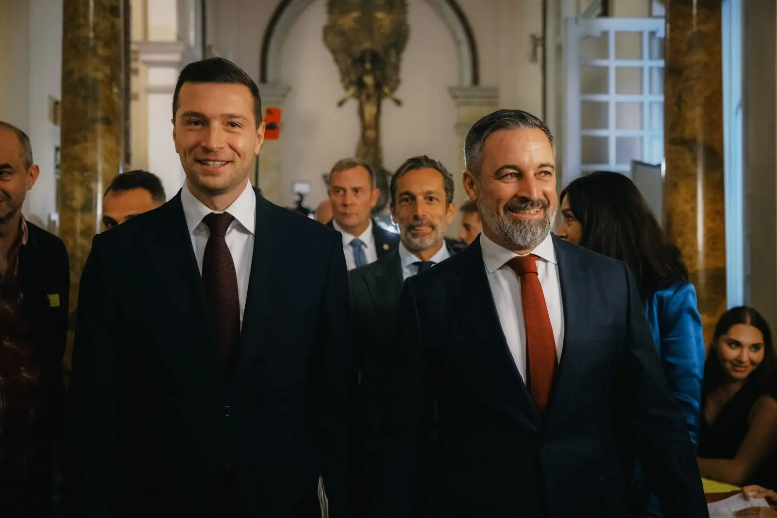FOTOGRAFÍA. MADRID, 13 DE OCTUBRE DE 2026. El presidente de Vox y presidente de la coalición europea Patriots for Europe, Santiago Abascal Conde (d), ha presentado este martes a Jordan Bardella (i), presidente de Agrupación Nacional (Rassemblement National) de Francia y presidente del Grupo Parlamentario Patriotas por Europa en el Parlamento Europeo, en el desayuno informativo de Nueva Economía Fórum. Lasvocesdelpueblo (Ñ Pueblo)