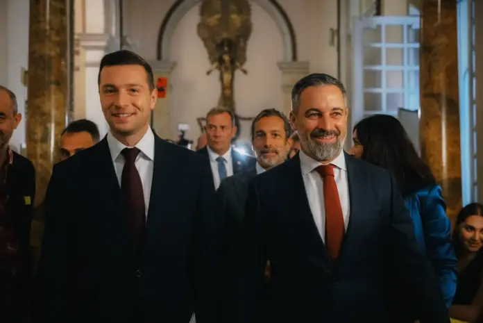 Abascal presenta a Bardella y blinda el frente soberanista europeo contra las regularizaciones masivas (2) FOTOGRAFÍA. MADRID, 13 DE OCTUBRE DE 2026. El presidente de Vox y presidente de la coalición europea Patriots for Europe, Santiago Abascal Conde (d), ha presentado este martes a Jordan Bardella (i), presidente de Agrupación Nacional (Rassemblement National) de Francia y presidente del Grupo Parlamentario Patriotas por Europa en el Parlamento Europeo, en el desayuno informativo de Nueva Economía Fórum. Lasvocesdelpueblo (Ñ Pueblo)