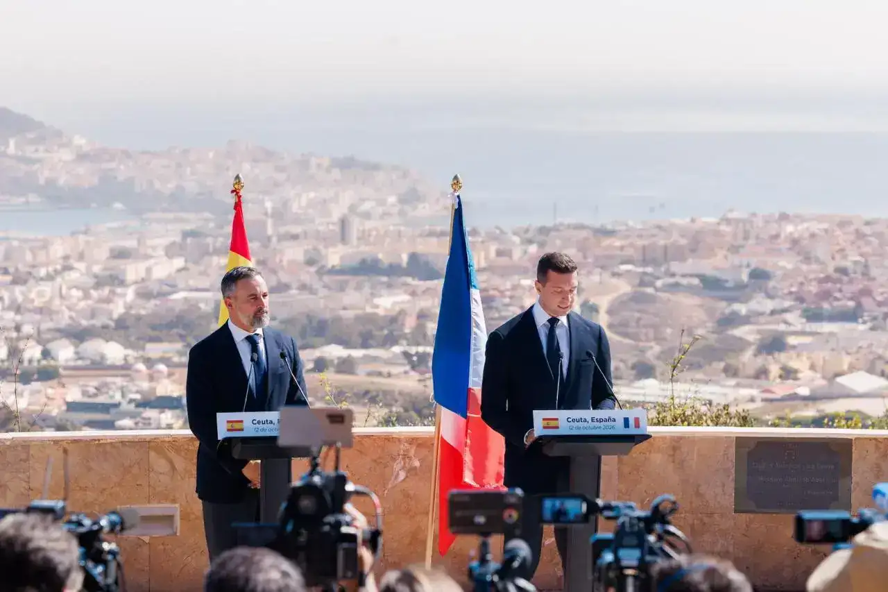 FOTOGRAFÍA. CEUTA, 12 DE OCTUBRE DE 2026.- El presidente de Vox y líder de la coalición europea Patriots for Europe, Santiago Abascal Conde (i), acompañado de su homólogo francés, el presidente de la Agrupación Nacional y líder parlamentario europeo, Jordan Bardella (d), ha protagonizado este lunes 12 de octubre, Día de la Hispanidad y Fiesta Nacional de España, una contundente e histórica comparecencia ante los medios de comunicación desde el emblemático Mirador Isabel II, en García Aldave de Ceuta. Tras realizar una inspección técnica sobre el terreno, que ha incluido visitas al puesto fronterizo marítimo del puerto ceutí junto al exdirector de la agencia europea Frontex, Fabrice Leggeri, y guiados por el presidente del CEP de Vox en Ceuta, Juan Sergio Redondo Pacheco, ambos mandatarios han sellado una alianza indisoluble contra el plan de invasión migratoria que amenaza la supervivencia de la civilización occidental. Lasvocesdelpueblo (Ñ Pueblo)
