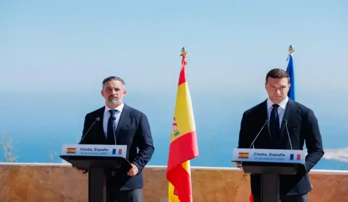 FOTOGRAFÍA. CEUTA, 12 DE OCTUBRE DE 2026.- El presidente de Vox y líder de la coalición europea Patriots for Europe, Santiago Abascal Conde (i), acompañado de su homólogo francés, el presidente de la Agrupación Nacional y líder parlamentario europeo, Jordan Bardella (d), ha protagonizado este lunes 12 de octubre, Día de la Hispanidad y Fiesta Nacional de España, una contundente e histórica comparecencia ante los medios de comunicación desde el emblemático Mirador Isabel II, en García Aldave de Ceuta. Tras realizar una inspección técnica sobre el terreno, que ha incluido visitas al puesto fronterizo marítimo del puerto ceutí junto al exdirector de la agencia europea Frontex, Fabrice Leggeri, y guiados por el presidente del CEP de Vox en Ceuta, Juan Sergio Redondo Pacheco, ambos mandatarios han sellado una alianza indisoluble contra el plan de invasión migratoria que amenaza la supervivencia de la civilización occidental. Lasvocesdelpueblo (Ñ Pueblo)