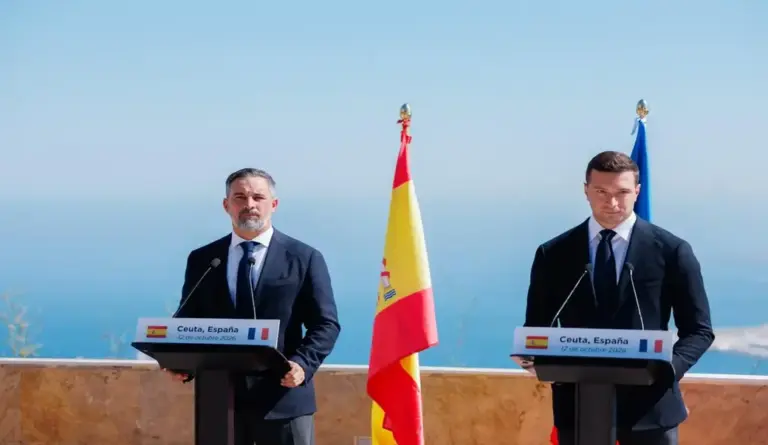 FOTOGRAFÍA. CEUTA, 12 DE OCTUBRE DE 2026.- El presidente de Vox y líder de la coalición europea Patriots for Europe, Santiago Abascal Conde (i), acompañado de su homólogo francés, el presidente de la Agrupación Nacional y líder parlamentario europeo, Jordan Bardella (d), ha protagonizado este lunes 12 de octubre, Día de la Hispanidad y Fiesta Nacional de España, una contundente e histórica comparecencia ante los medios de comunicación desde el emblemático Mirador Isabel II, en García Aldave de Ceuta. Tras realizar una inspección técnica sobre el terreno, que ha incluido visitas al puesto fronterizo marítimo del puerto ceutí junto al exdirector de la agencia europea Frontex, Fabrice Leggeri, y guiados por el presidente del CEP de Vox en Ceuta, Juan Sergio Redondo Pacheco, ambos mandatarios han sellado una alianza indisoluble contra el plan de invasión migratoria que amenaza la supervivencia de la civilización occidental. Lasvocesdelpueblo (Ñ Pueblo)