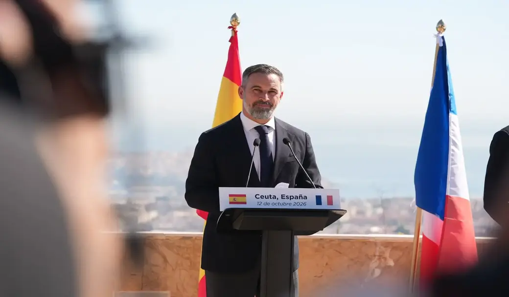FOTOGRAFÍA. CEUTA, 12 DE OCTUBRE DE 2026.- El presidente de Vox y líder de la coalición europea Patriots for Europe, Santiago Abascal Conde (en la imagen), acompañado de su homólogo francés, el presidente de la Agrupación Nacional y líder parlamentario europeo, Jordan Bardella, ha protagonizado este lunes 12 de octubre, Día de la Hispanidad y Fiesta Nacional de España, una contundente e histórica comparecencia ante los medios de comunicación desde el emblemático Mirador Isabel II, en García Aldave de Ceuta. Tras realizar una inspección técnica sobre el terreno, que ha incluido visitas al puesto fronterizo marítimo del puerto ceutí junto al exdirector de la agencia europea Frontex, Fabrice Leggeri, y guiados por el presidente del CEP de Vox en Ceuta, Juan Sergio Redondo Pacheco, ambos mandatarios han sellado una alianza indisoluble contra el plan de invasión migratoria que amenaza la supervivencia de la civilización occidental. Lasvocesdelpueblo (Ñ Pueblo)