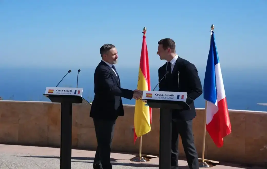 FOTOGRAFÍA. CEUTA, 12 DE OCTUBRE DE 2026.- El presidente de Vox y líder de la coalición europea Patriots for Europe, Santiago Abascal Conde (i), acompañado de su homólogo francés, el presidente de la Agrupación Nacional y líder parlamentario europeo, Jordan Bardella (d), ha protagonizado este lunes 12 de octubre, Día de la Hispanidad y Fiesta Nacional de España, una contundente e histórica comparecencia ante los medios de comunicación desde el emblemático Mirador Isabel II, en García Aldave de Ceuta. Tras realizar una inspección técnica sobre el terreno, que ha incluido visitas al puesto fronterizo marítimo del puerto ceutí junto al exdirector de la agencia europea Frontex, Fabrice Leggeri, y guiados por el presidente del CEP de Vox en Ceuta, Juan Sergio Redondo Pacheco, ambos mandatarios han sellado una alianza indisoluble contra el plan de invasión migratoria que amenaza la supervivencia de la civilización occidental. Lasvocesdelpueblo (Ñ Pueblo)
