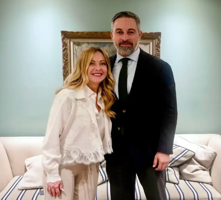 FOTOGRAFÍA. BRUSELAS, 15 DE OCTUBRE DE 2026. El candidato de Vox a la presidencia del Gobierno de España y líder de la coalición continental Patriots for Europe, Santiago Abascal Conde, posa sonriente junto a su homóloga, la primera ministra de la República Italiana y líder de Fratelli d'Italia (Fd'I), Giorgia Meloni, tras la fructífera reunión de trabajo bilateral mantenida este jueves en Bruselas. La instantánea inmortaliza el estrecho vínculo de amistad y sintonía doctrinal que une a ambos mandatarios de la alternativa patriota en Europa, proyectando una rotunda imagen de firmeza, unidad estratégica y sólida cooperación internacional ante el decisivo e inminente plebiscito electoral del próximo domingo 29 de noviembre (29N) en España. Lasvocesdelpueblo (Ñ Pueblo).