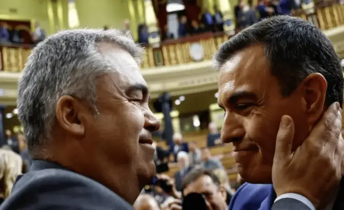 Acciona entrega al juez 1,9 millones en facturas de la trama de Santos Cerdán León en Logroño. Santos Cerdán y Pedro Sánchez FOTOGRAFÍA. MADRID, 16 DE NOVIEMBRE DE 2023. El exsecretario de Organización del PSOE, Santos Cerdán León (a la izquierda), sujeta afectuosamente con la mano izquierda el rostro y la mejilla del secretario general del PSOE y presidente del Gobierno socialcomunista de España, Pedro Sánchez Pérez-Castejón (a la derecha), compartiendo una mirada cercana y de complicidad en el hemiciclo del Congreso de los Diputados tras confirmarse la votación favorable de la sesión de investidura. EFE