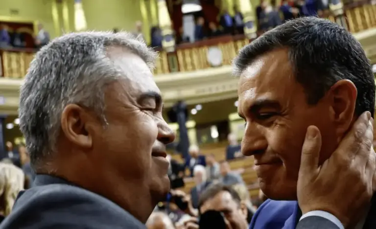 FOTOGRAFÍA. MADRID, 16 DE NOVIEMBRE DE 2023. El exsecretario de Organización del PSOE, Santos Cerdán León (a la izquierda), sujeta afectuosamente con la mano izquierda el rostro y la mejilla del secretario general del PSOE y presidente del Gobierno socialcomunista de España, Pedro Sánchez Pérez-Castejón (a la derecha), compartiendo una mirada cercana y de complicidad en el hemiciclo del Congreso de los Diputados tras confirmarse la votación favorable de la sesión de investidura. EFE