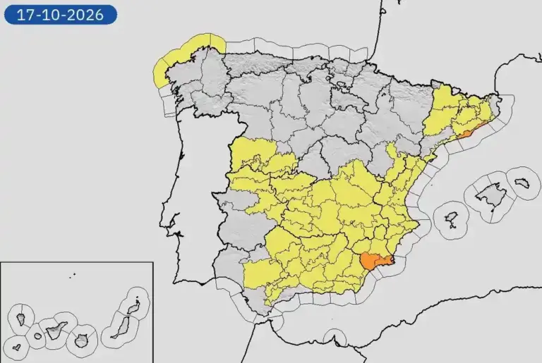 FOTOGRAFÍA. MADRID, 17 DE OCTUBRE DE 2026. Vista general del mapa oficial de alertas meteorológicas emitido por la Agencia Estatal de Meteorología (Aemet) para la crítica jornada de este sábado, donde se visualiza el severo impacto inicial provocado por el aislamiento de la DANA 'Adam' sobre la geografía española. La imagen cartográfica muestra una extensa mancha de aviso amarillo por fuertes lluvias y tormentas de carácter vespertino que cubre casi la totalidad de la mitad sur y la meseta central de la Península, abarcando Extremadura, Castilla-La Mancha, Andalucía, la Región de Murcia y el sur de la Comunidad Valenciana. Asimismo, el mapa resalta en un llamativo color naranja —que denota riesgo meteorológico importante— el litoral norte de Alicante en el entorno del cabo de La Nao y el nordeste de Cataluña en la provincia de Girona, zonas diana donde las precipitaciones adquirirán carácter torrencial y persistente durante las próximas horas. De igual manera, se observa la activación de avisos amarillos en el litoral cantábrico gallego por fenómenos costeros adversos, dibujando una jornada dominada por una altísima hostilidad atmosférica. Lasvocesdelpueblo (Ñ Pueblo).