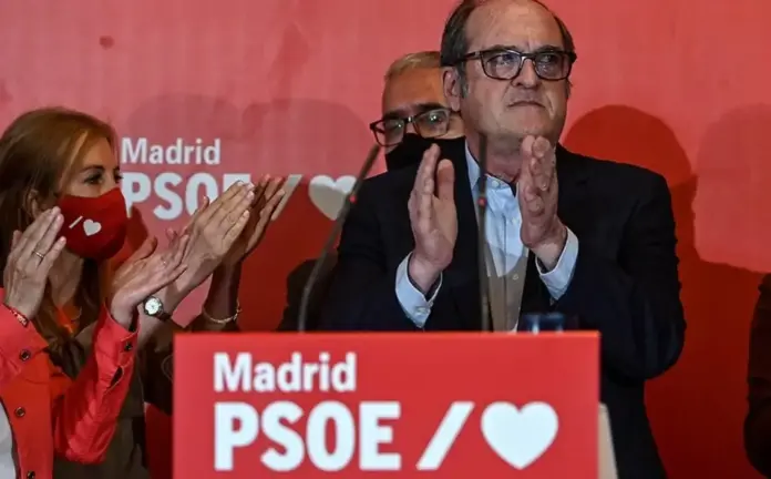 FOTOGRAFÍA. MADRID, 4 DE MAYO DE 2021. El entonces candidato del PSOE a la Presidencia de la Comunidad de Madrid, Ángel Gabilondo Pujol, aplaude con rostro serio en una comparecencia de prensa junto a militantes de la federación madrileña del partido durante el escrutinio de la noche electoral. La imagen documenta de forma fehaciente el pasado puramente partidista del actual Defensor del Pueblo, evidenciando los vínculos orgánicos que explican su asalto desesperado al Tribunal Constitucional con el único propósito de resucitar el censo de la fraudulenta Ley de Nietos para el 29N, en contra del criterio de legalidad y neutralidad fijado por el Tribunal Supremo. EFE.