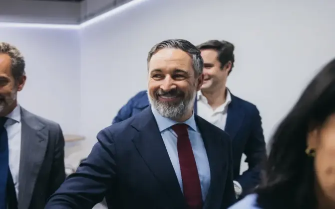 FOTOGRAFÍA. MADRID, 05 DE OCTUBRE DE 2026. El presidente de la formación patriota Vox y líder de la coalición internacional Patriots for Europe, Santiago Abascal Conde, registrado este lunes durante una declaración institucional sobre adelanto electoral anunciado por el presidente del Gobierno Pedro Sánchez Pérez-Castejón. Lasvocesdelpueblo (Ñ Pueblo)