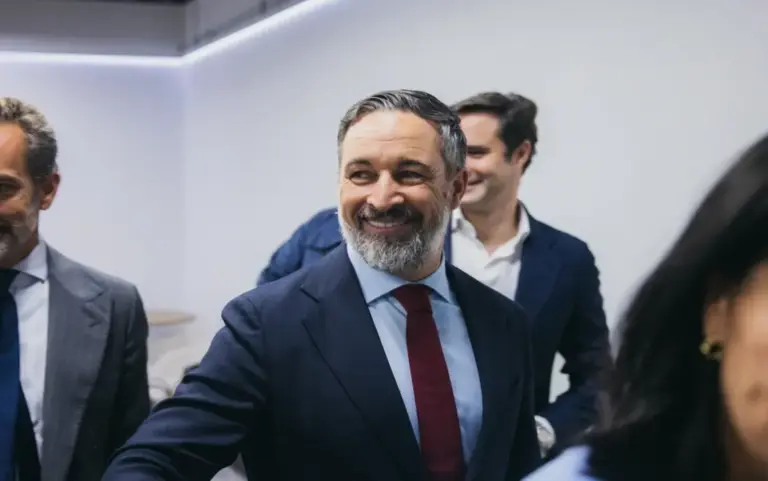 FOTOGRAFÍA. MADRID, 05 DE OCTUBRE DE 2026. El presidente de la formación patriota Vox y líder de la coalición internacional Patriots for Europe, Santiago Abascal Conde, registrado este lunes durante una declaración institucional sobre adelanto electoral anunciado por el presidente del Gobierno Pedro Sánchez Pérez-Castejón. Lasvocesdelpueblo (Ñ Pueblo)