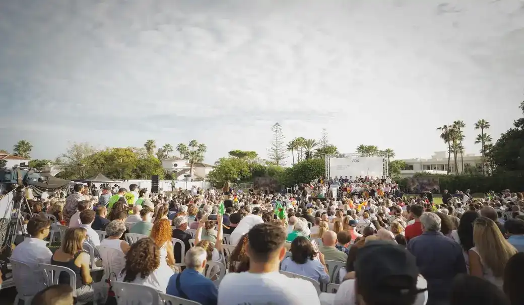 FOTOGRAFÍA. ESTEPONA, 11 DE OCTUBRE DE 2026. Perspectiva general que muestra el lleno absoluto registrado en el patio principal de conferencias del Sol Marbella Estepona Atalaya Park durante la clausura del multitudinario acto público de Vox en la Costa del Sol. En el estrado principal posan de forma coordinada el presidente del CEP de Málaga, Antonio Sevilla Rodríguez; el consejero andaluz Manuel Gavira Florentino; el portavoz de Vivienda Carlos Hernández Quero y la portavoz parlamentaria nacional María José Rodríguez de Millán Parro ("Pepa Millán"), arropando al candidato a la Presidencia del Gobierno de España, Santiago Abascal Conde. La instantánea plasma a una muchedumbre compacta que abarrota las butacas y los pasillos laterales agitando enseñas nacionales, reflejando el respaldo masivo a las consignas de prioridad nacional y remigración de cara al 29N. Lasvocesdelpueblo (Ñ Pueblo).