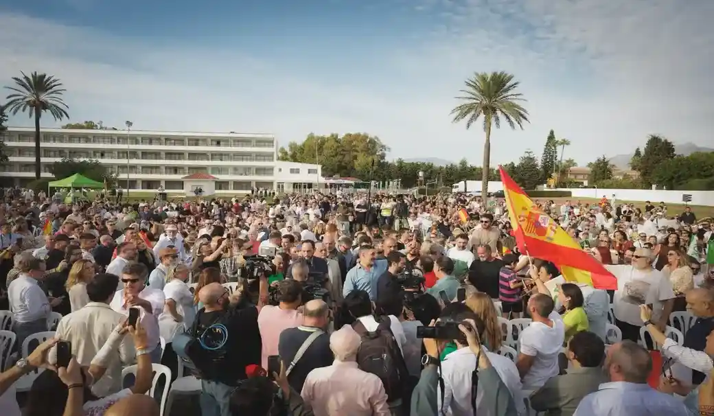 FOTOGRAFÍA. ESTEPONA, 11 DE OCTUBRE DE 2026. Perspectiva general que muestra el lleno absoluto registrado en el patio principal de conferencias del Sol Marbella Estepona Atalaya Park durante la clausura del multitudinario acto público de Vox en la Costa del Sol. En el estrado principal posan de forma coordinada el presidente del CEP de Málaga, Antonio Sevilla Rodríguez; el consejero andaluz Manuel Gavira Florentino; el portavoz de Vivienda Carlos Hernández Quero y la portavoz parlamentaria nacional María José Rodríguez de Millán Parro ("Pepa Millán"), arropando al candidato a la Presidencia del Gobierno de España, Santiago Abascal Conde. La instantánea plasma a una muchedumbre compacta que abarrota las butacas y los pasillos laterales agitando enseñas nacionales, reflejando el respaldo masivo a las consignas de prioridad nacional y remigración de cara al 29N. Lasvocesdelpueblo (Ñ Pueblo).